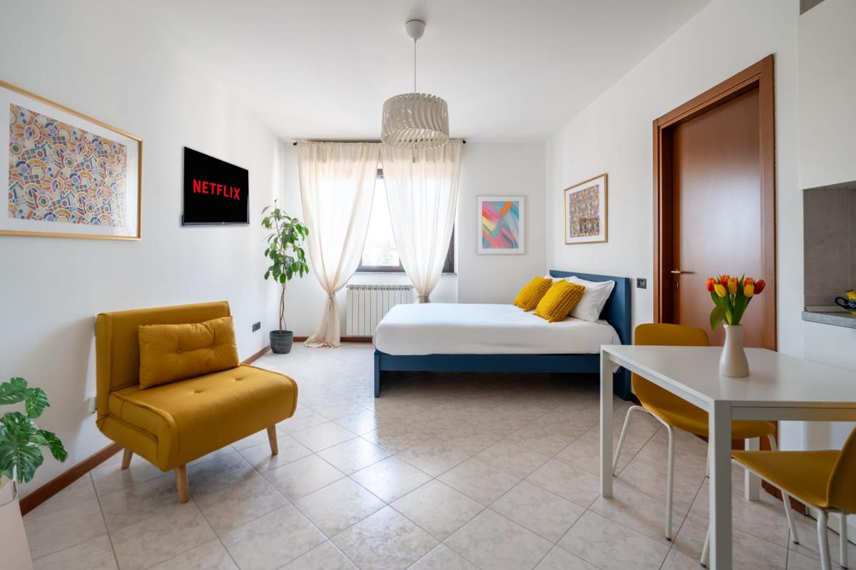 Main room — Sunny Studio